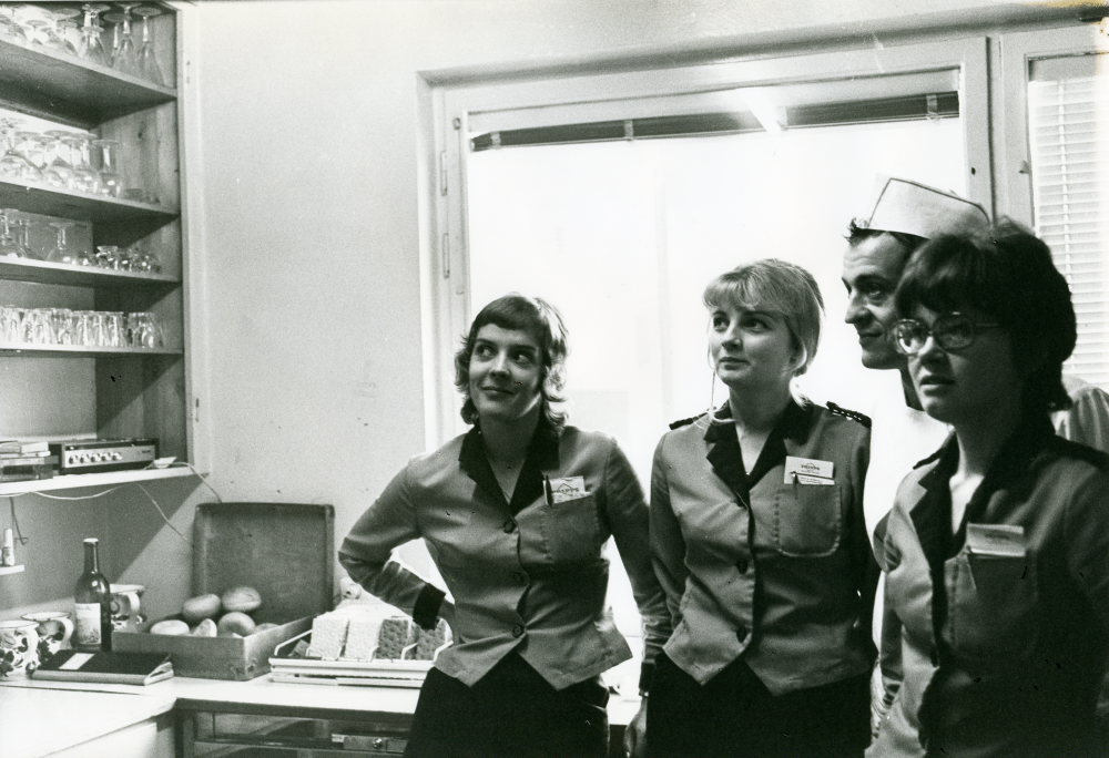 Personal samlade i köket på restaurang Vikingen med adress Centralvägen 2.

•Fotografiet ingår i bildserien ”Vardagsliv i Vallentuna kommun” av Rachael Gough-Azmier & Gunilla Blomé, Haga Studios HB.