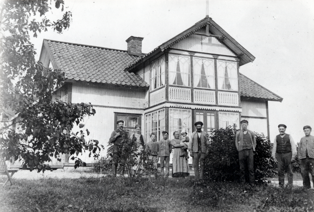 Mangårdbyggnaden vid Stora Ekeby gård byggd ca 1890. Fr v arrendatorn Gustav E Carlsson och hustrun Ida Carlsson 1880-1960, sönerna Ejnar Carlsson och Karl Carlsson, Hanna Karlsson arbetade på gården, och hennes man och tvåårige son Ejnar Karlsson, äldste sonen Emil Carlsson, nämndeman August Eriksson Lugnet, f d ägare till Ekeby född 1846 död ca 1927,  senaste ägaren Johan Eklund 1846-ca 1927. Gustav Carlsson levde 1872-1955.  Både August Eriksson och Johan Eklund var födda i Vallentuna.