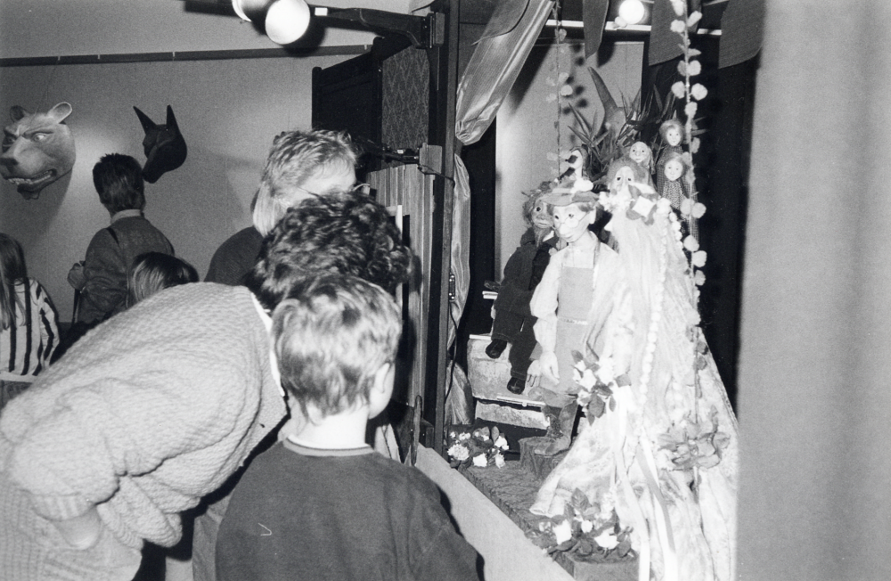 Barn från fritidshem i Vallentuna har sett dockteater Pelikans föreställning "Det otroligaste" och tittar på Arne Högsanders marionettdockor efter föreställningen