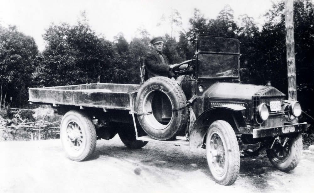 Helge Andersson slutade 1921 samarbetet med sin bror på Husby gård och etablerade sig som trafikbilsägare. Här sitter han vid ratten på sin första lastbil av märket Garford