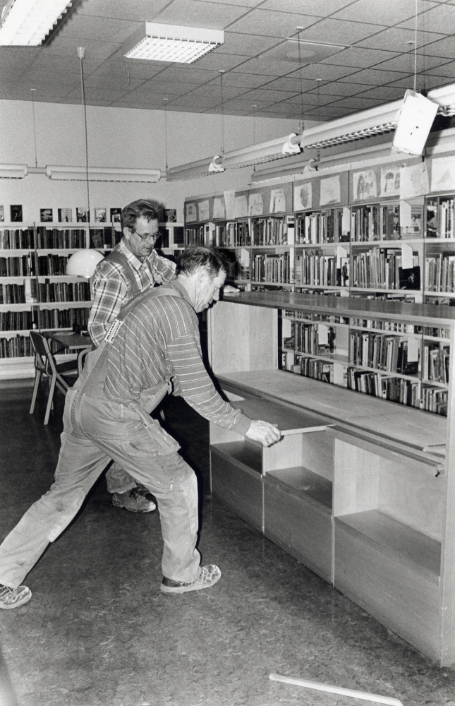 Vallentuna bibliotek datoriseras 1993 – katalogskåpet behövs inte mer.  Olle Wredh och Bertil Lundvall arbetar med nedmonteringen  på barnavdelningen