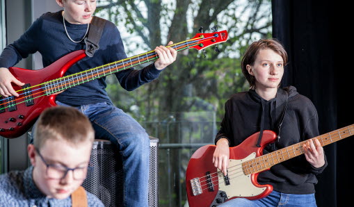 Ungdomar spelar elbas