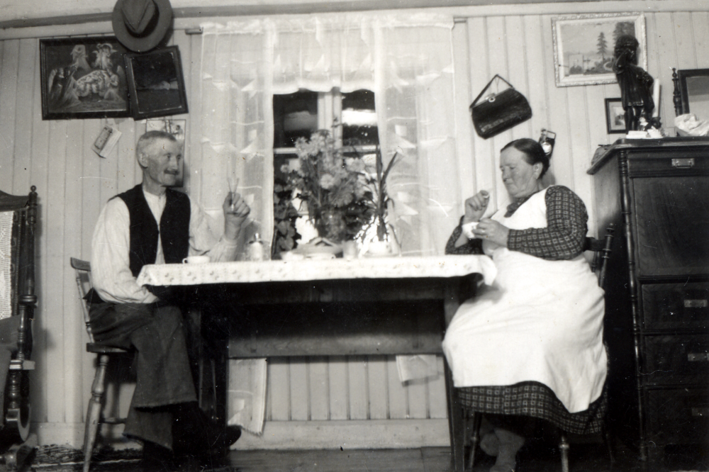 Interiör från Orkesta Lundby soldattorp. Vid kaffebordet sitter den siste soldaten Ernst Theodor Lundvall och hans hustru Anna Matilda.  Torpet hörde till Rote Nr 104 vid Kungl. Upplands Regemente Hundra Härad Kompani.  Ernst Lundvall bodde här från 1892 till 1952.  Det kan nämnas att 1950 var paret var de sista i Sverige som levde kvar i ett soldattorp.