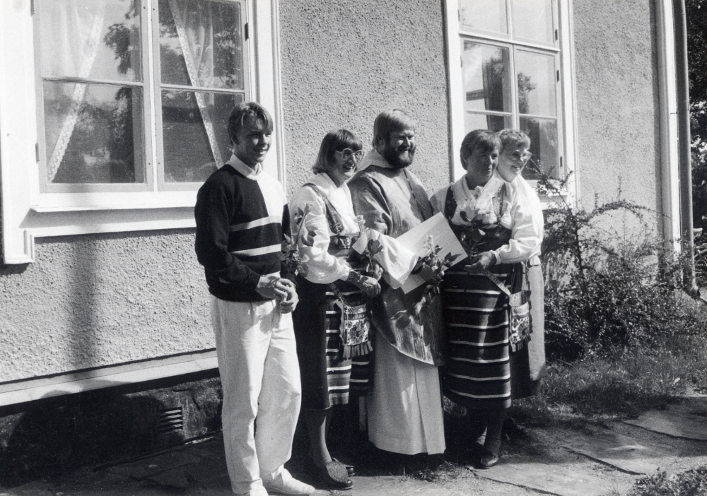 Konfirmation i Vallentuna kyrka efter nära tre veckors lägerliv på fjällgården i Ammarnäs. Här är ledarna samlade utanför Klockargården. Fr v Torbjörn Karlsson, hjälpledare, Gun Persson, kokerska m m, prästen Bosse Nordqvist, och Britt-Marie Ljungblom, kokerska m m och Märta Karlsson?????, kyrkvärd (deltog inte i lägervistelsen)