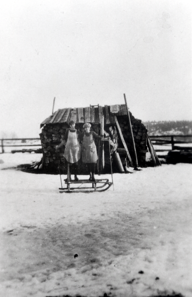Karin och Alice Helgöstam på en kälke vid Helgö gårds vedbacke

Jfr bild 50 04 00: 144