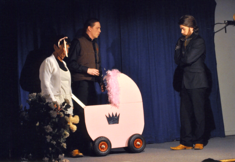 Össebyamatörernas revy "Gränslöst i Kårsta" 2014. Ann-Mari Bacci som Estelle, Kalle Lundberg som prins Carl Philip och prins Oscar ligger i vagnen. Carl Magnusson ser betänksam ut. "Vagnen har ABS-bromsar, stötdämpare och smörjfria lager." Lokal: Ekskogens bygdegård