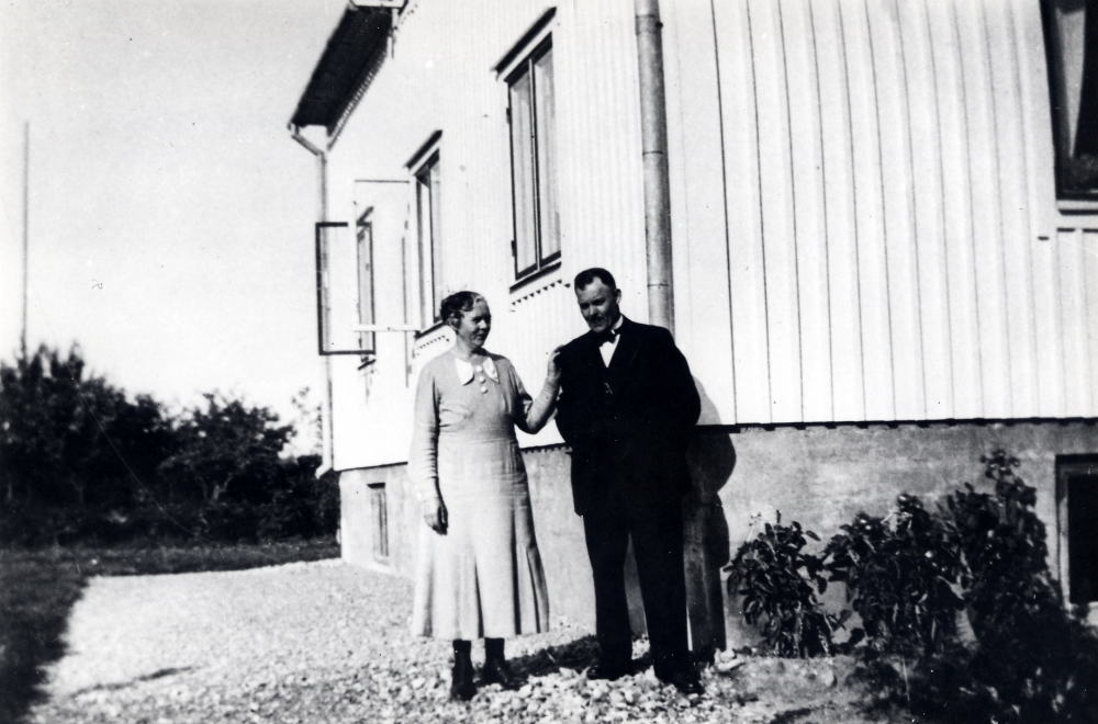 Fritiof Gustafsson och hans hustru Ester Gustafsson utanför Villa Nysäter på Banvägen Villan stod färdig 1935. Fritof var skomakare. I Villa Nysäter hade sparbanken sina lokaler. Huset revs 1979 inför byggstarten av Domus varuhus