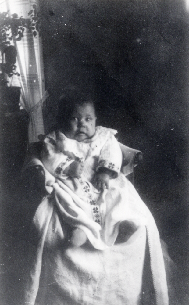Ejnar Carlsson, på bilden 4 månader gammal, föddes i Sigtuna 12 juni 1909 och var son till Gustav Emil Carlsson och hans hustru Ida. Fadern arrenderade Stora Ekeby gård i Vallentuna och flyttade 1921 till Frösunda prästgård. 1947 övertog Ejnar och hans bror Emil arrendet vid prästgården. 1967 flyttade bröderna till Tomthälla i Stolp-Ekeby, där Ejnar dog 9 juli 1986