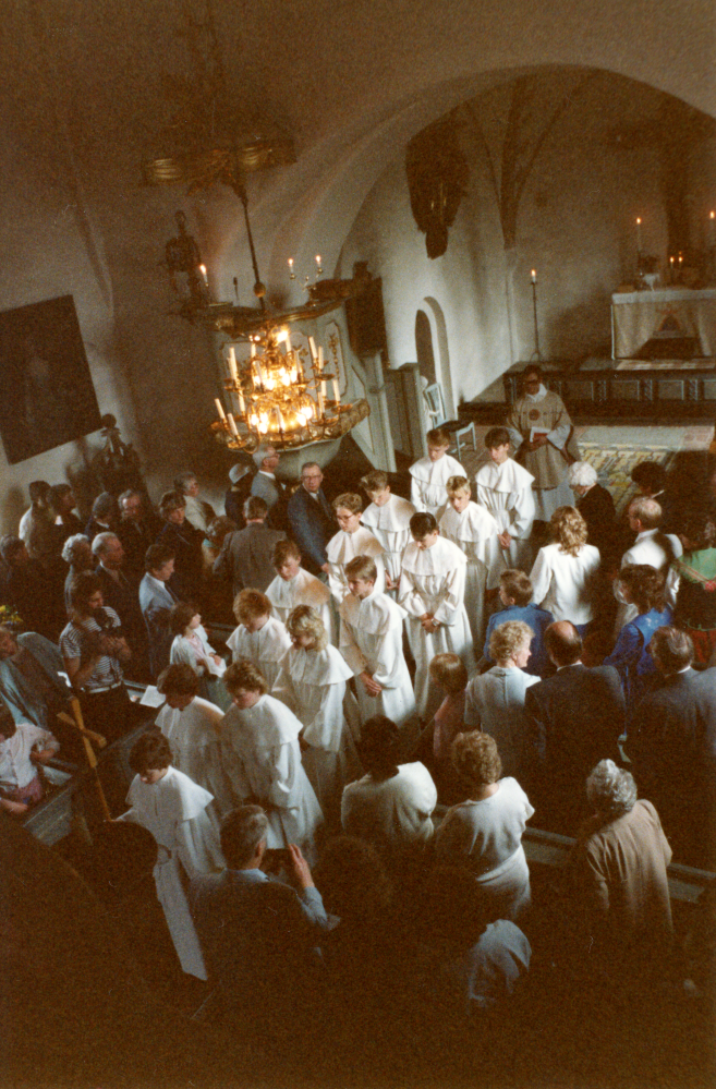 Konfirmation i Össeby-Garns kyrka. Kyrkoherde Tom Wallgren.
Foto och uppgifter: Fredrik Andersson.
