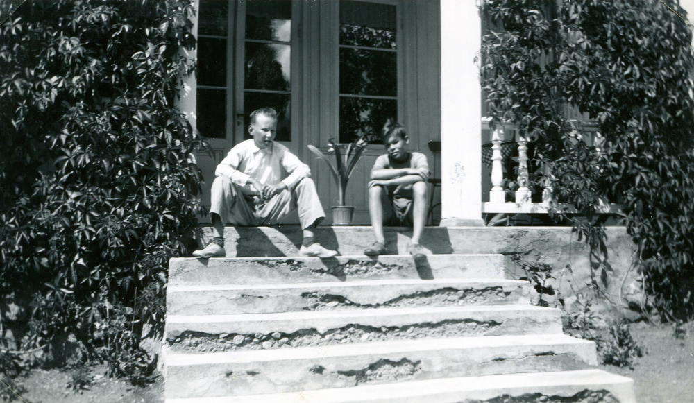 Från vänster Timo Ekholm och Sami Suomalainen på trappan vid Ekskogens gård. 

Timo och hans lillebror Sami kom till Sverige som finska krigsbarn 1944. Timo adopterades senare av ägarparet på Ekskogens gård i Kårsta, Inez och Manfred Ekholm. Läs mer i Timo Ekholms bok Krigsbarn 40.
