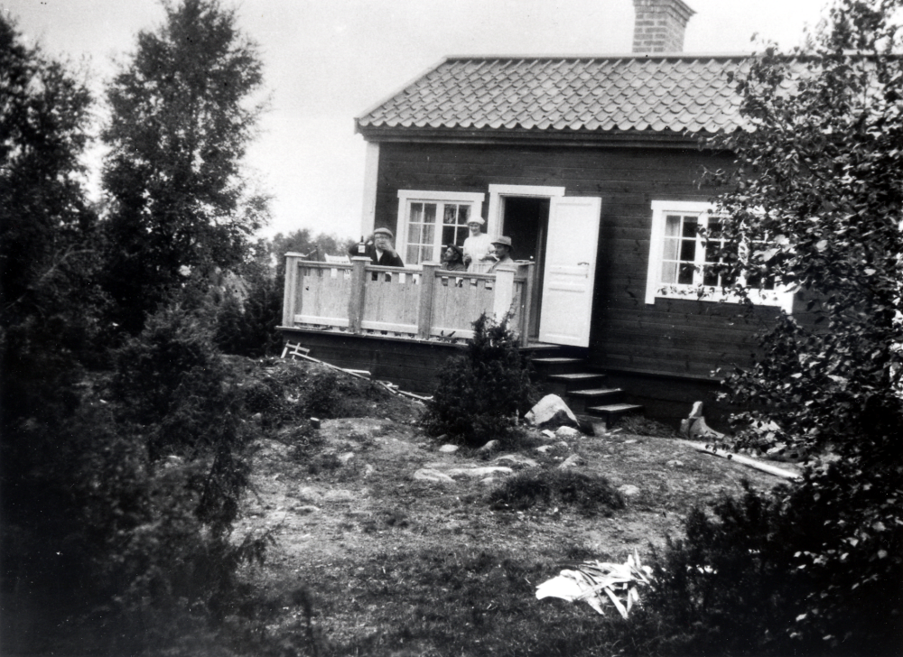 Claës Erik Schram köpte 1921 tomtmark öster om Ormsta gård för att bygga ett sommarställe.  Det fick namnet Schramsta.  Sommaren 1923 är huset färdigbyggt och man tar en paus i arbetet på den nybyggda verandan.  På räcket  står en flaska punsch?  På veranden sitter fr v husets ägare Claës Erik Schram, svågern Carl Mattias Carlsson, boende på Solsta norr om Schramsta, och arrendatorn på Ormsta gård, Gustaf Glassel?.  Bakom den står ett hembiträde
