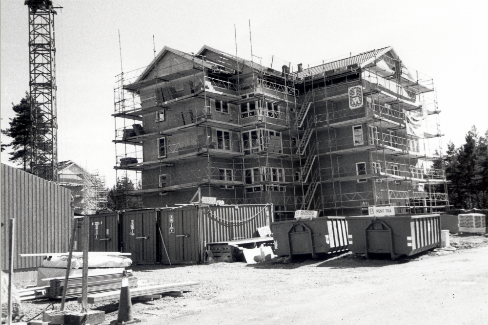 Bostadsområdet Bällstaberg byggs i södra Vallentuna.  Byggbolaget JM-bygg uppför flerfamiljshus.  Området är bebyggt med enplansradhus och flerfamiljshus.  Vägnamnen i området visar på skogsområdet mellan Vallentuna och Täby, t ex Kantarellvägen, Svampskogsvägen.   Bostadsrättsföreningarna heter bl a Blåsippan och på bilden Smörblomman. Mellan husen byggs garagelängor