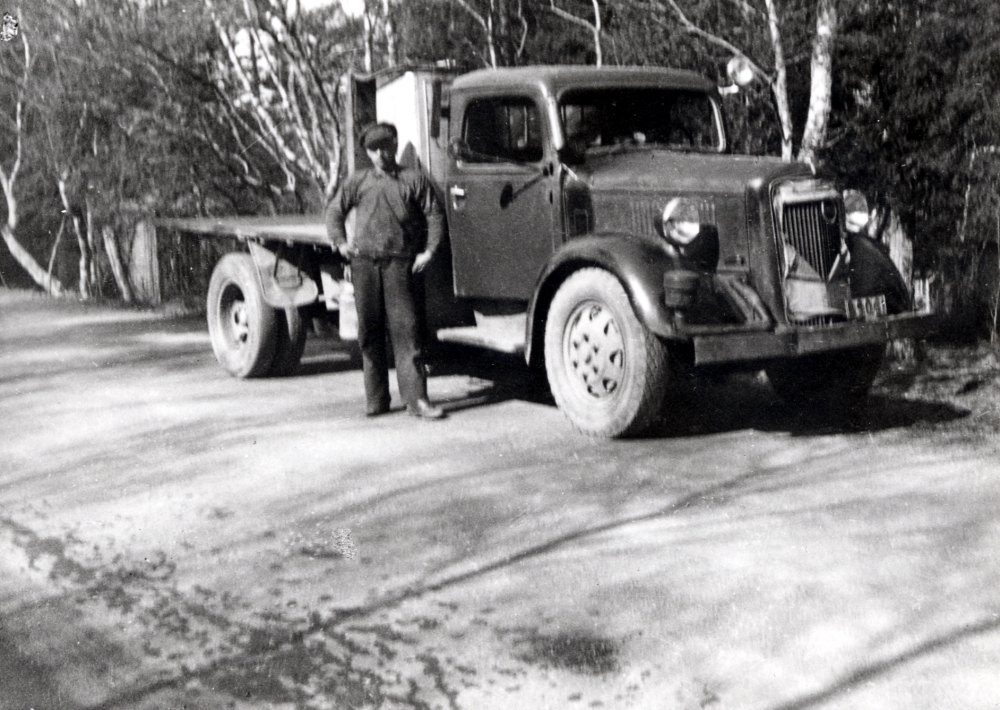 Bertil Söderbergs åkeri, Vallentuna. Här står han vid en Volvolastbil.  Bertils far Emil Söderberg hade skjutshåll med två hästar och gästgiveriverksamhet i Sannalund, med nuvarande adress Olsborgsvägen 42.    Men sonen Bertil tyckte det var dags att satsa på lastbilsburna transporter.  Bertil Söderberg körde från 1928 tegel- produkter från  Åby tegelbruk, och senare även från Vallentuna tegelbruk, till olika byggen i Stockholmstrakten och i Vallentuna.  T ex körde han allt tegel  till bygget  av husen längs Centralvägen.  Hans senare lastbilar var alla Volvo, köpta hos Ernst Nilsson.  En ny bil köptes vart femte år, men på slutet valde han Scaniabilar.  Även hustrun Eivor körde ibland, trots att hon saknade trafikkort.  Sonen Rolf driver företaget , Rolf Söderbergs åkeri, vidare
