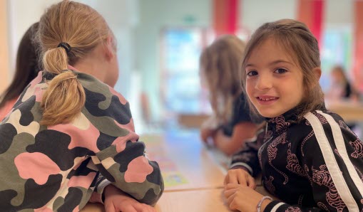Elever sitter i klassrum på svenskalektion