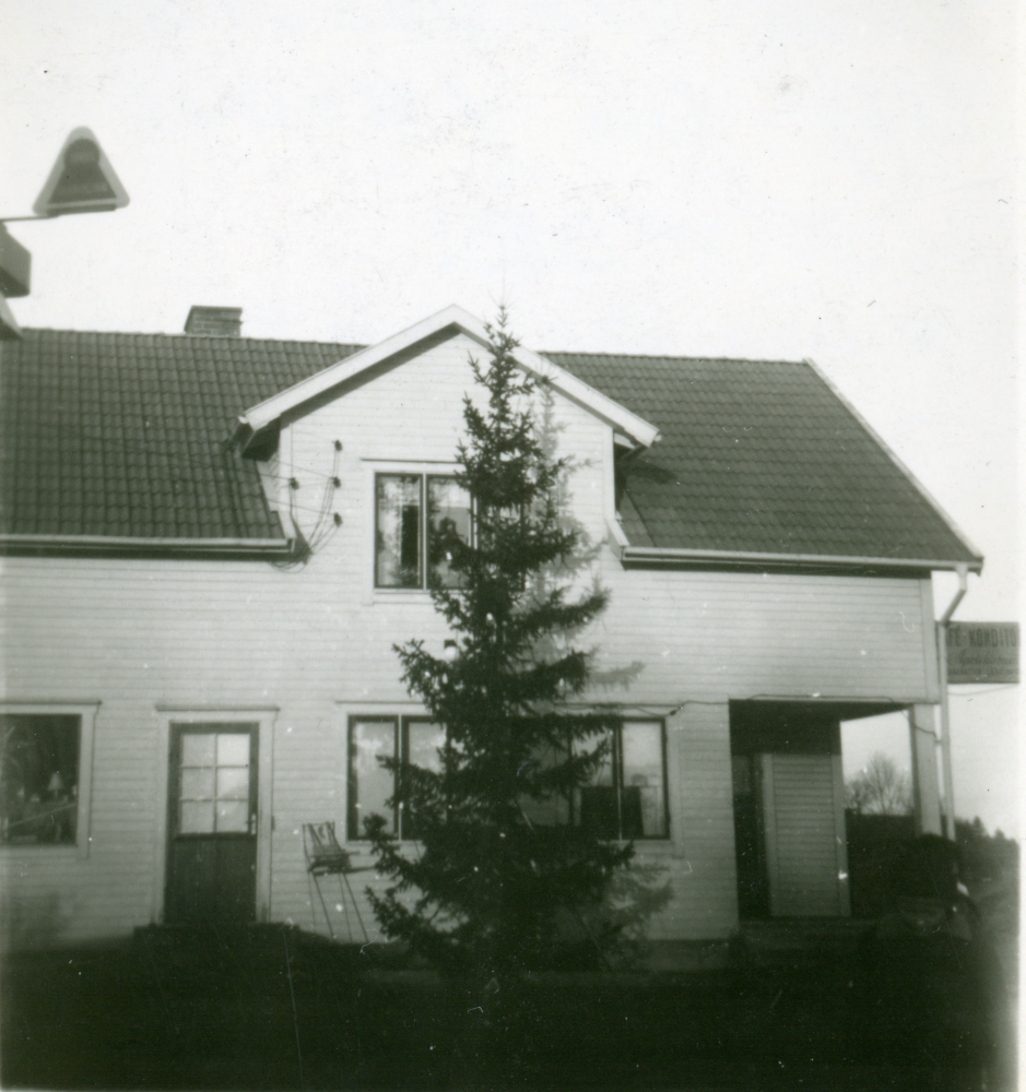 Angarns café. Senare sattes stora rödmålade träbokstäver upp på fasaden KONDITORI, MANUFAKTUR, osv. Dörren till vänster manufakturaffären hade ett rum med skyltfönster.
Begsättra i Angarn med café och Shell bensinstation drevs av Seth Abel Axén (levde 1899-1986) tillsammans med hustrun Ruth (1904-2003) samt systern Olga Axén (död 1951). Seth började med en kiosk på 1930-talet. 1947 byggdes fastigheten om.