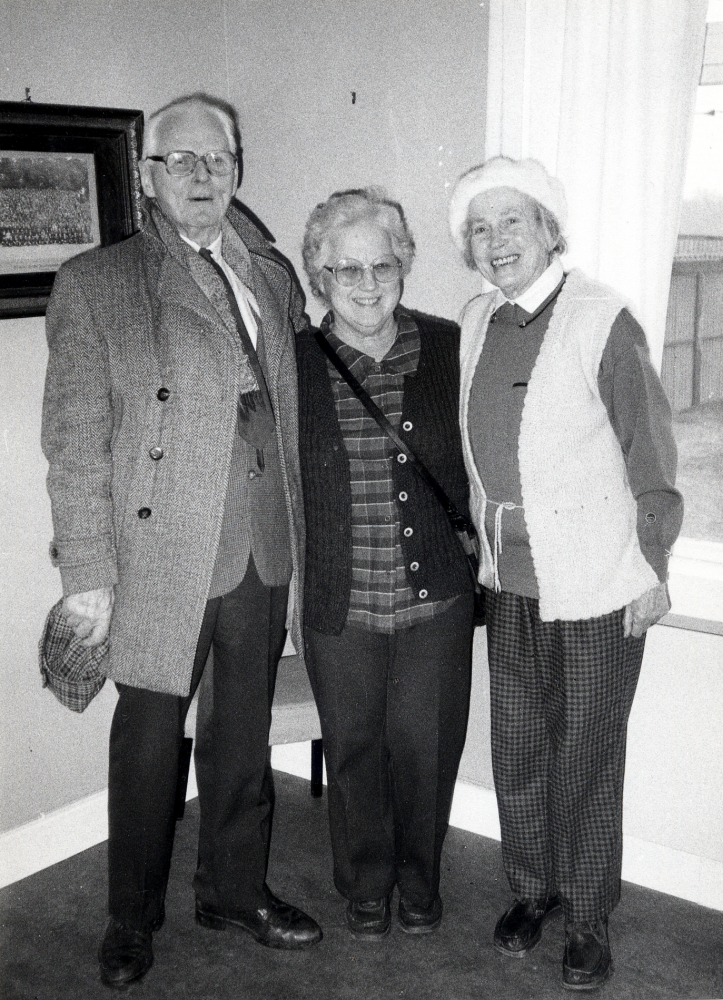 Frösunda hembygdsförening har öppet hus i stationshuset och presenterar samtidigt arbetet med boken "Lanthandlare i vallentunasocknarna vid Roslagsbanan". Lanthandelsutställningen visas och kaffe serveras.  Besökare är bl a fr v Christian Laurell, Ingegärd Öhman och Ebba Laurell - alla gamla frösundabor