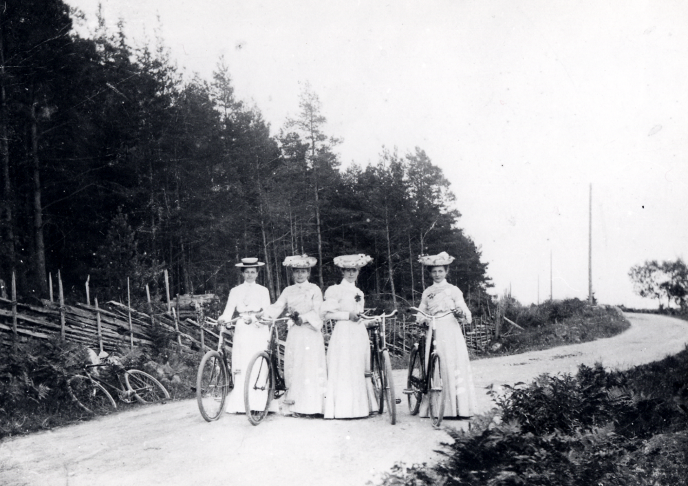 Fyra damer på cykeltur i Frösunda. Fr v Elsa Jansson, Maja Johansson från Torsholma, handelsbiträdet Hildur Berggren, senare gift med fotografen Algot Laurell, samt Frida Öhman Luttergärde. Herrcykeln i diket tillhör troligen fotografen.