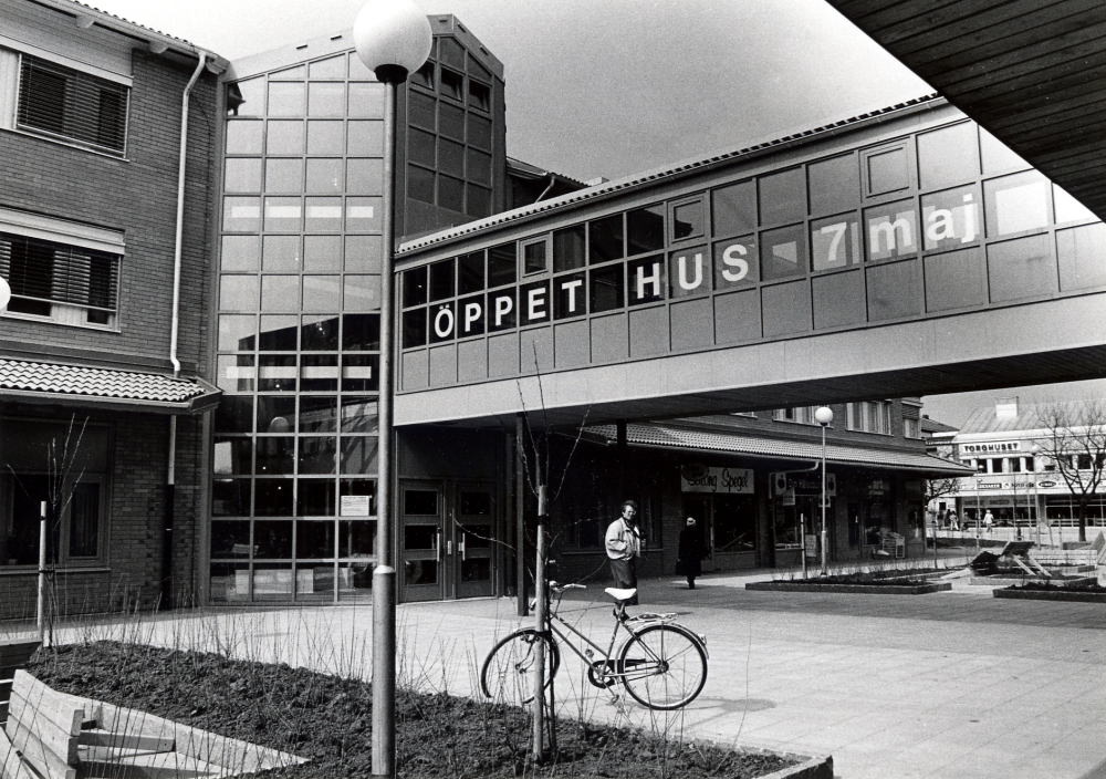 Vallentunas nya kommunalhus vid Tuna torg har öppet hus lördagen 7 maj 1988 med utställningar och visningar av det nya förvaltningshuset
