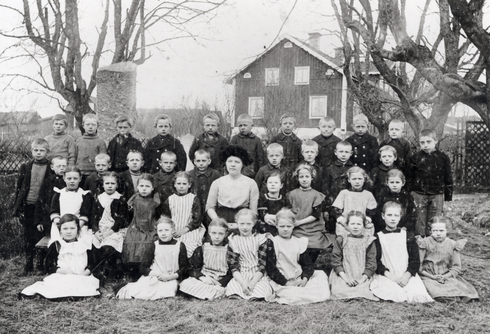 Kårsta kyrkskola.  Övre raden fr v Ruben Gustavsson, Sven Gustavsson, Helge Sundberg, Arvid Ländin, Johan Berglund, Erik Söderlund, Erik Jansson, Erik Engström, Birger Ländin och Gösta Söderström.  Rad 2  fr v  Gunnar Andersson, Helge Jansson, Nils Karlsson, Sven Sandström,
? Söderström, Vilhelm Karlsson, Ragnar Karlsson, Nils Ringholm, Gösta Jansson, Bertil Andersson och Ernfrid Karlsson.  Rad 3 fr v Greta Lindgren, Mia Tjust, Lilly Sandgren, Ingrid Jansson, lärarinnan Viola Hedler, Nanny Sundqvist, Ida ?, Nelly Eriksson och Linnea Sandström.  Längst ner fr v Astrid Törnqvist, Tyra Karlsson, Gunvor Svensson,  Edit Gustavsson, Linnea Ländin, Lisa Sandström, okänd och Maja Söderström