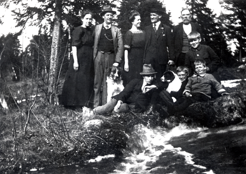 Familjerna Bornholm vid Borgen våren 1922.  Ester har skrivit på kortets baksida: (Fr v) Rut, svåger Ludvig, jag (Ester), min man Karl B, Alex(ius) Öberg, vår yngste son Gösta, (sittande i hatt) ,Rutger, äldste sonen Manne (Emanuel)  med hunden i famnen och Lennart.  Den sittande hunden heter Notzy.  Systrarna Rut och Ester är barn till Jenny och Alex Öberg samt barnbarn till Vallentunas första jordemor i Haga, fru Eurenius.  Rut och Ludvig Bornholm har sönerna Rutger och Lennart och  Ester och Karl har sönerna Gösta och Emanuel.  Karl och Ludvig är bröder