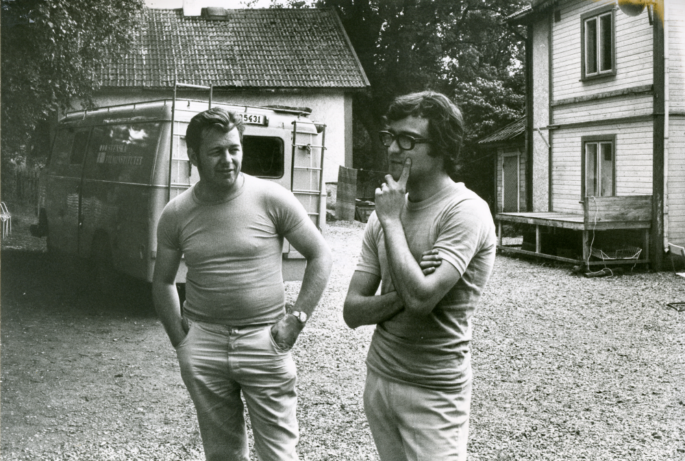 Filminspelning på Åbyholms gård. Regissören Jiri Tirl, till höger i bild, spelar in en scen hos antikvitetshandlare Sten Zetterlund på Åbyholms gård den 11 juli 1973. Zetterlund till vänster.
•Fotografiet ingår i bildserien ”Vardagsliv i Vallentuna kommun” av Rachael Gough-Azmier & Gunilla Blomé, Haga Studios HB.