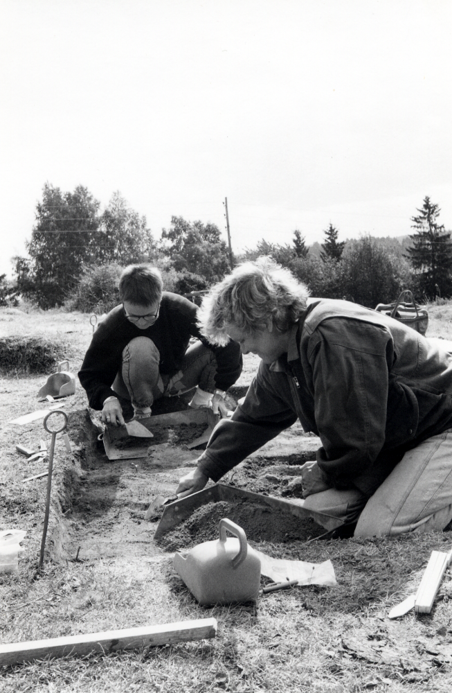 Nordiskt amatörarkeologiskt utgrävningsläger  i  Granby  Orkesta. Amatörarkeologer från Norden och Polen gör utgrävningar under ledning av arkeologer och söker en vikingatida stormansgård i hagen ovanför Granby gård. Här gräver två svenska deltagare