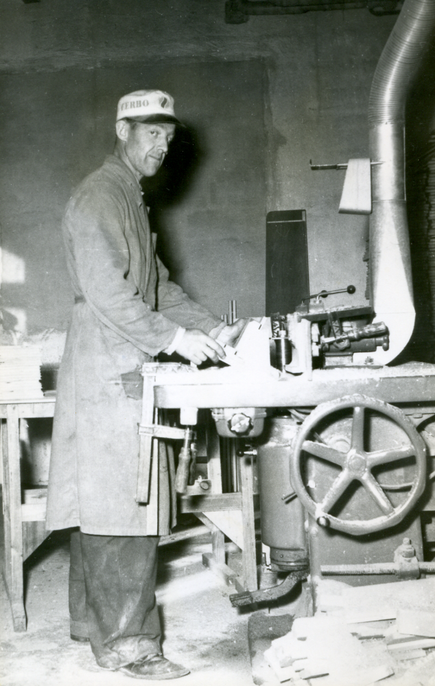 Snickare Bengt Edbom var en duktig fin- och möbelsnickare.  Han arbetade bl a på Vallentuna möbelindustri, där man tillverkade trälådor för Luxor TV-apparater och radiohöljen.  Bengt var gitt med Harriet Pettersson, som växt upp i Ormsta hos sin morfar Carl Johan Pettersson, Brännar-Pelle.  Paret gifte sig 1950 och fick sonen Roland