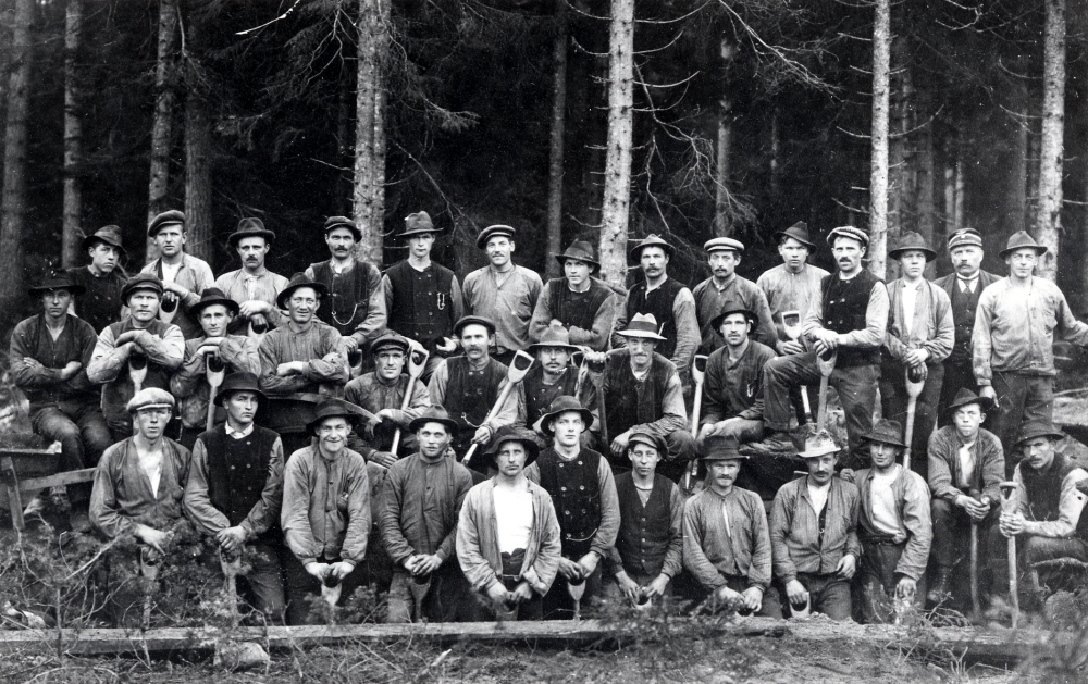 Järnvägen Faringe-Alunda öppnades 2 november 1920 och mellan Alunda-Gimo 1 oktober 1921. Här syns rallarna, som var med och byggde järnvägen