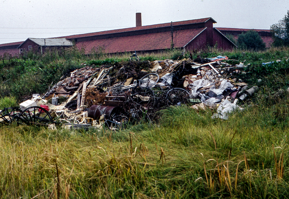 Lergropar vid Åby tegelbruk fyllda med sopor. Åby tegelbruk byggdes 1927 av fabrikör C J Gustavsson. Driften lades ner 1968 och bruket brann ner i september 1970. Marken såldes till Riksbyggen.
Bildserie: Vallentuna på 1960-talet.