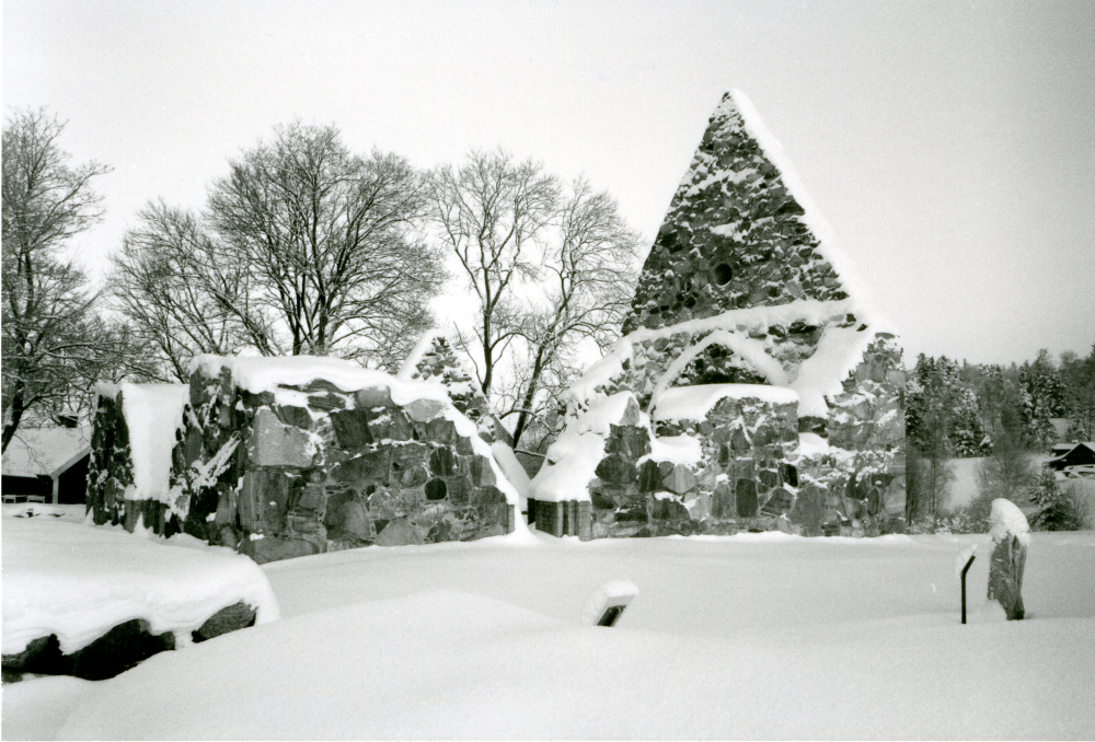 Össeby kyrkoruin i vinterskrud.
Össeby kyrka ödelades 1838 efter sammanslagning av Össeby och Garns socknar. Taket till kyrkan brann efter ett åskväder 1856 och byggnaden förföll sedan alltmer. 1961 startade Össeby hembygdsförening ett restaureringsarbete och 1976 invigdes ruinen som kyrkorum för friluftsgudstjänster, konserter, dop och vigslar.