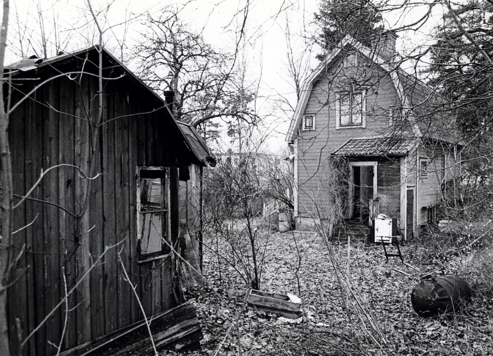 Tvärvägen 83 kallades Vänbo. Huset byggdes 1912. Fastighetsbeteckningen var Rickeby 1:91.  Huset revs hösten 1985 inför bygget av flerfamiljshus i kvarteret.  Vänbo låg mitt i kvarteret med en lång gång in till huset från Tvärvägen