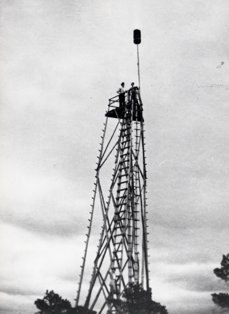 Åke Edlind och Manfred Isaksson i det utsiktstorn och bevakningstorn som fanns vid Bergsjön i Kårsta.  Det var en triangelpunkt vid kartmätning, var 18 meter högt och låg 64 m över havet
