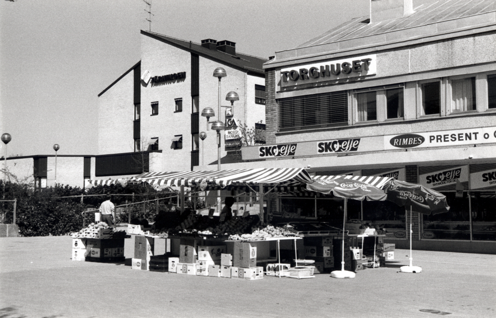 Tuna torg med torghandel framför Torghuset.  I bakgrunden syns Tärningen