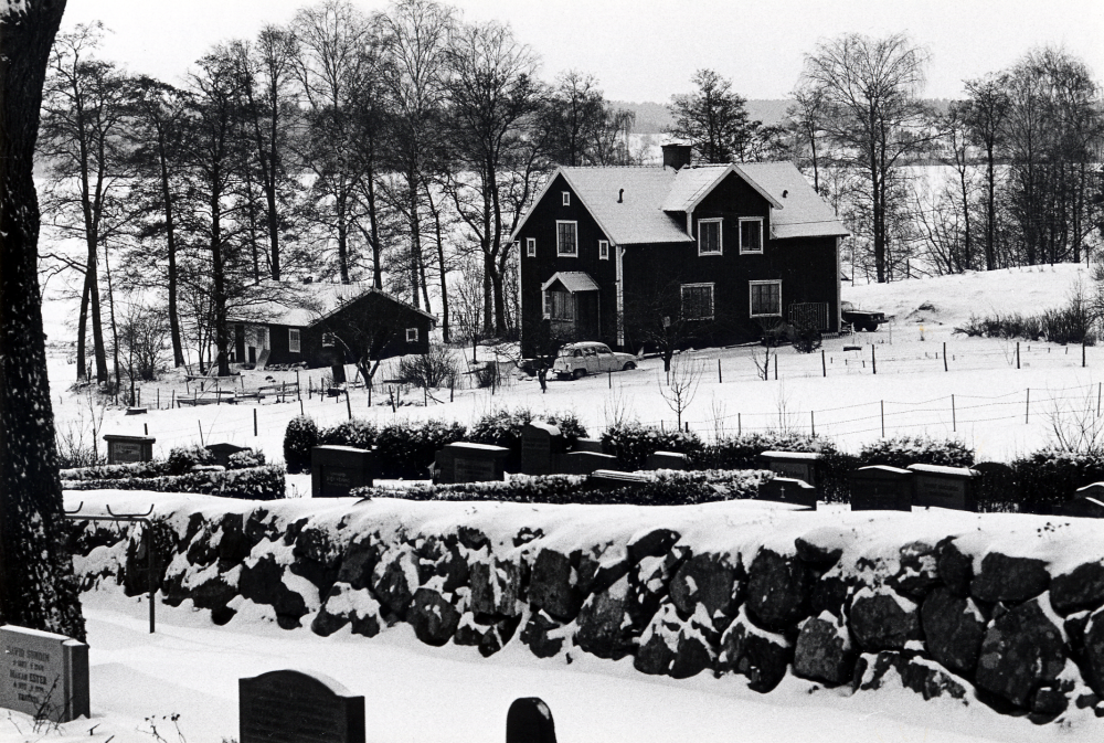 Sjövillan nedanför Vallentuna kyrka Här bodde en tid författaren Jan Fridegård. I förgrunden Vallentuna kyrkogård och i bakgrunden Vallentunasjön