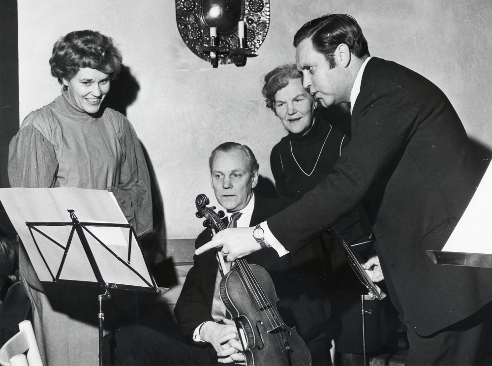 Vallentuna kyrkospel  repeteras i  Vallentuna kyrka  Fr v regissören  Clary Magnusson  författaren  Torsten Segebladh  inspicienten  Kerstin Lundqvist  och kompositören  Kurt Wallis Petterson