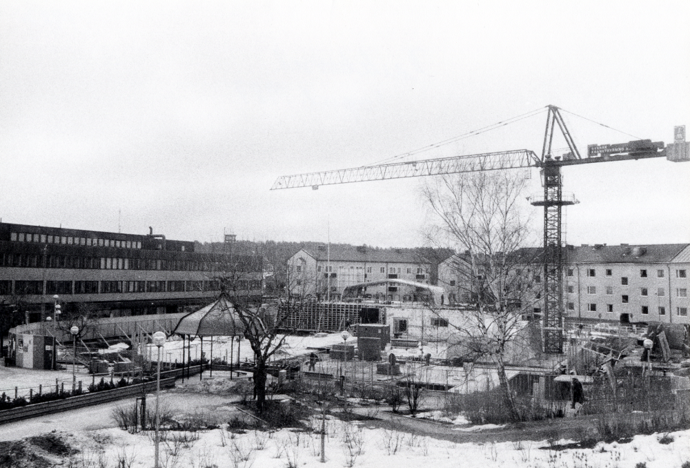 Ett nytt kommunalhus byggs i Vallentuna centrum. Sedan det gamla kommunalhuset rivits i september 1986, har vissa förvaltningar lokaliserats till Fabriksvägen 1. I januari 1988 flyttar alla förvaltningar tillbaka. Affärslokalerna i bottenvåningen startade sin verksamhet till julhandeln 1987. En stor kran står mitt i bygget
