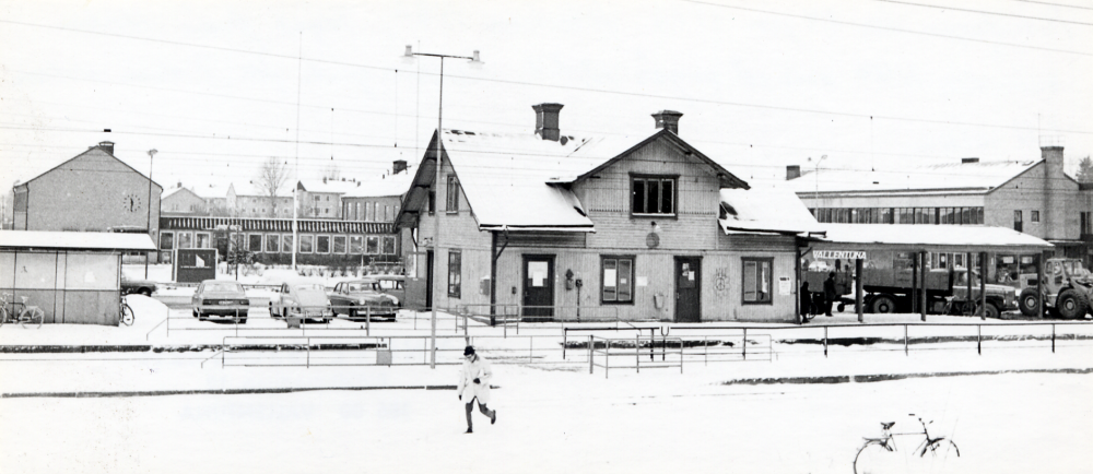 Vallentuna järnvägsstation med Vallentuna kommunalhus i bakgrunden. T h syns Konsum Fotograferat före stationshusets rivning i samband med byggstarten av Tunahuset framför kommunalhuset