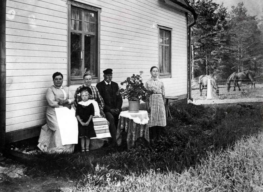 Forsbacka gård i Frösunda. Framför husgaveln sitter fr v Tekla Rask (mor till Edvard Thorell), Astrid Öhrlund gift Johansson, Dorotea Frid, Alfred Frid och okänd flicka