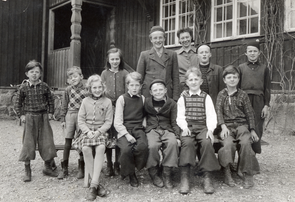 Vallentunas första specialklass vid Hjälmsta skola samlad utanför Röda skolan tillsammans med lärarinnan Elisabet Nyberg