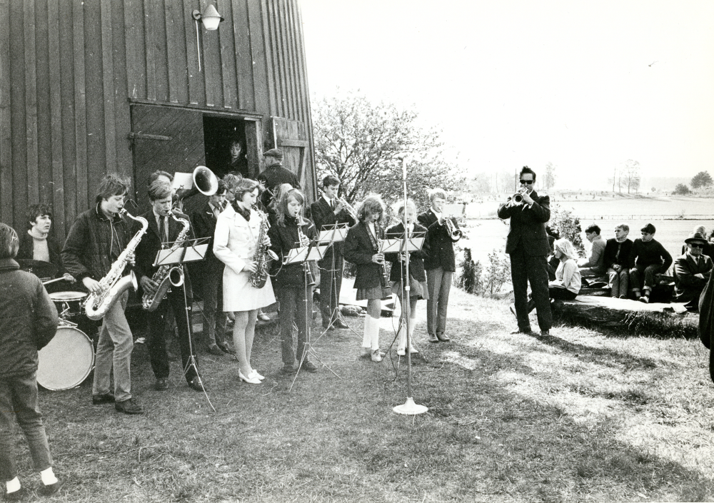 Vallentuna musikskolas blåsorkester, under ledning av Kurt Wallis Petersson, spelar vid Väsby kvarn. Detta tillfälle är förmodligen vid kvarnvingarnas invigning 11 maj 1968.  Vingarna förstördes sedan vid stormen i Allhelgonahelgen året därpå.