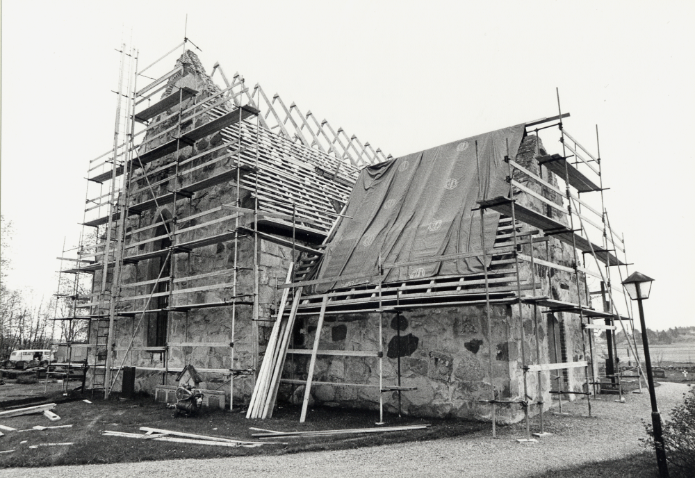 Frösunda kyrka renoveras och får nytt tak