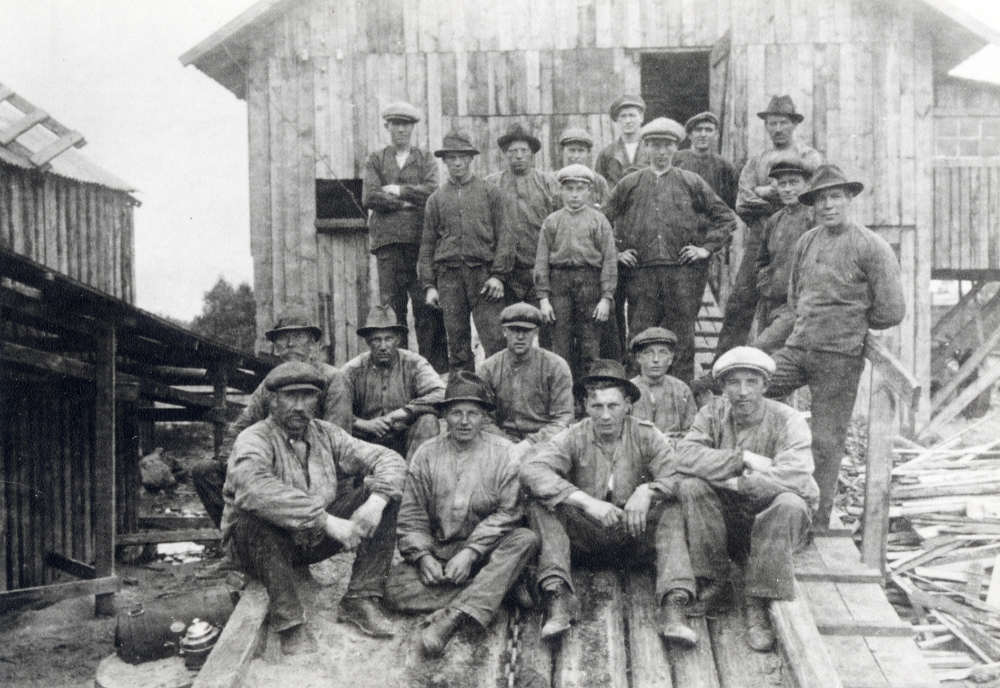 Bällsta såg  låg nära nuvarande  Karlsbergsviadukten  Främre raden fr v  Erik Eriksson  även kallad  Gallmossaren  Gallmossen,  Nils Allenius  Ormsta,  Eller Karlsson  och  Gösta Andersson   Stående nr 2 fr v:  Henning Hansson,  Anton Rydelius svåger död 1975, nr 3  Erik Jansson  Kragstalund, pojken  Gustaf Andersson,  nr 8  Abel Isaksson,  nr 9  sågmästare Löv  från Småland, far till Manne, nr 11  Gustaf Spjuth  ramsågare från Småland. Andra raden fr v nr 1  Gustavsson  från Täby, nr 2  Andersson  och nr 3  Anton Rydelius  fyllde 85 år 1985, nr 4  Manne Löv  från Småland.