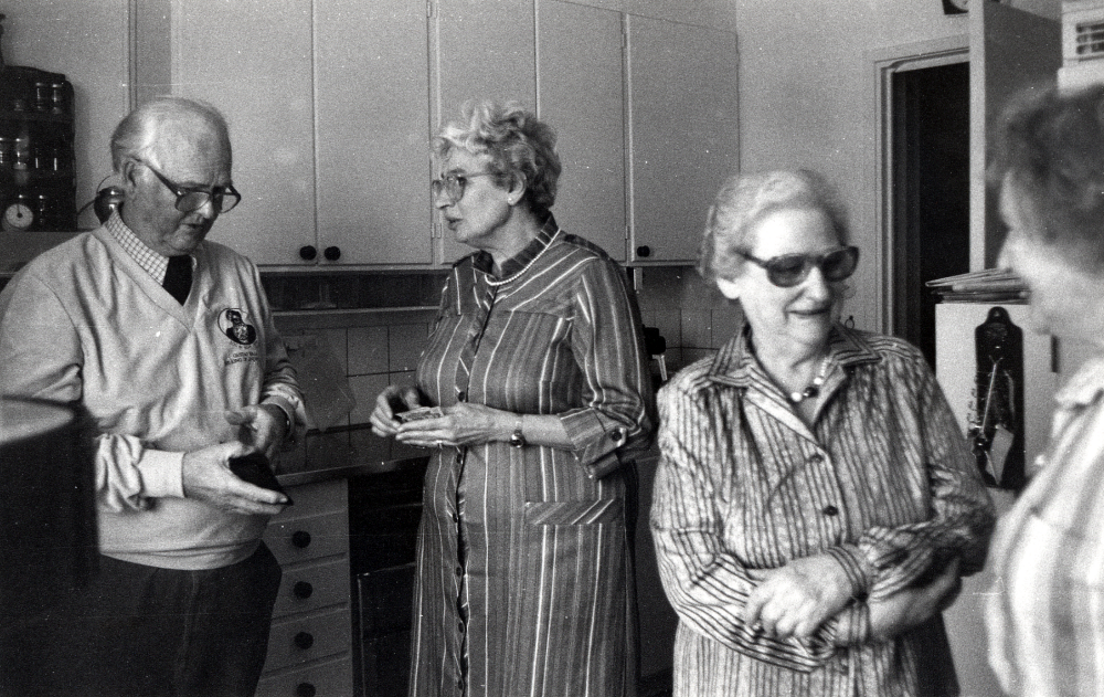 En studiecirkel i Studiförbundet Vuxenskolans regi har sammankomst hemma hos Gunhild Nylén Hillbo på Fornminnesvägen 28 för att diskutera utgivningen av boken Lanthandlare i vallentunasocknarna vid Roslagsbanan - ett resultat av cirkelns arbete.  Fr v Gustaf Åkerblom, Gunhild Nylén Hillbo, Rut Ekstedt och Märta Uhrenius