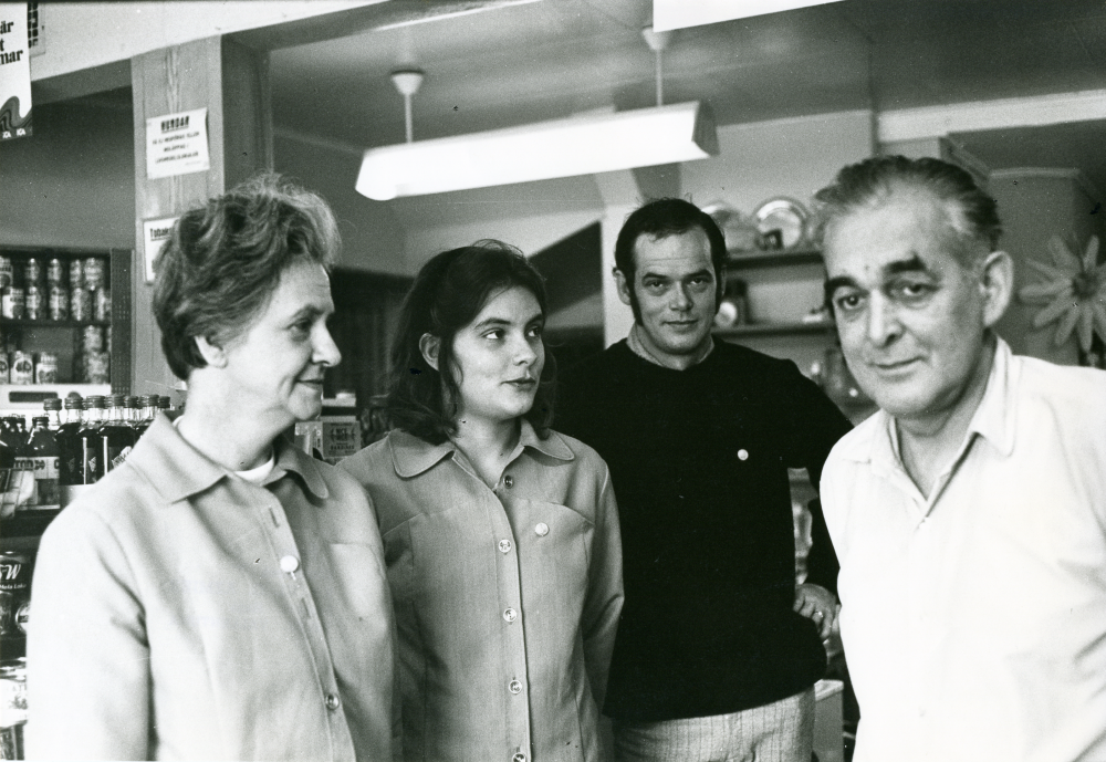 Sista dagen för handlarfamiljen Karlsson i Frösunda handel, som här fotograferas i butiken. Inga-Lill, Ann, Arne och Seth Karlsson ska flytta till Knutby handel.
•Fotografiet ingår i bildserien ”Vardagsliv i Vallentuna kommun” av Rachael Gough-Azmier & Gunilla Blomé, Haga Studios HB.
