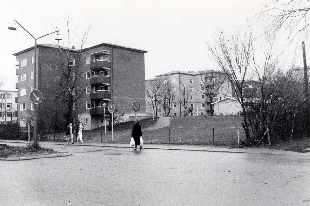 Nya flerfamiljshus har byggts vid Allévägen och Tvärvägen. Den gamla villabebyggelsen har rivits. I husen finns lägenheter för äldre och personer med funktionsvariationer. Inflyttning skedde under 1988.  Detta hus har adress Sommarvägen 19.  Tre personer går på Allévägens trottoar