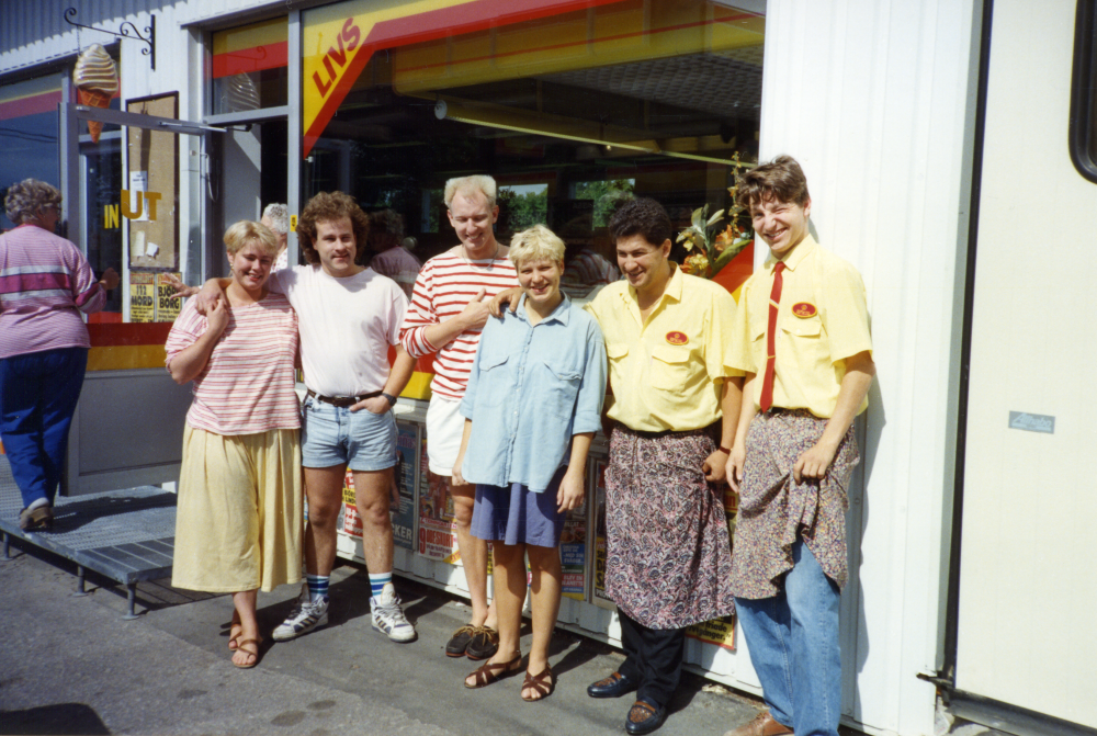 Butiksinnehavaren Kamel Fekaris tvåa från höger, och Magnus Andersson längst till höger, med fyra kunder utanför Brottby livs.
Foto och uppgifter: Fredrik Andersson.