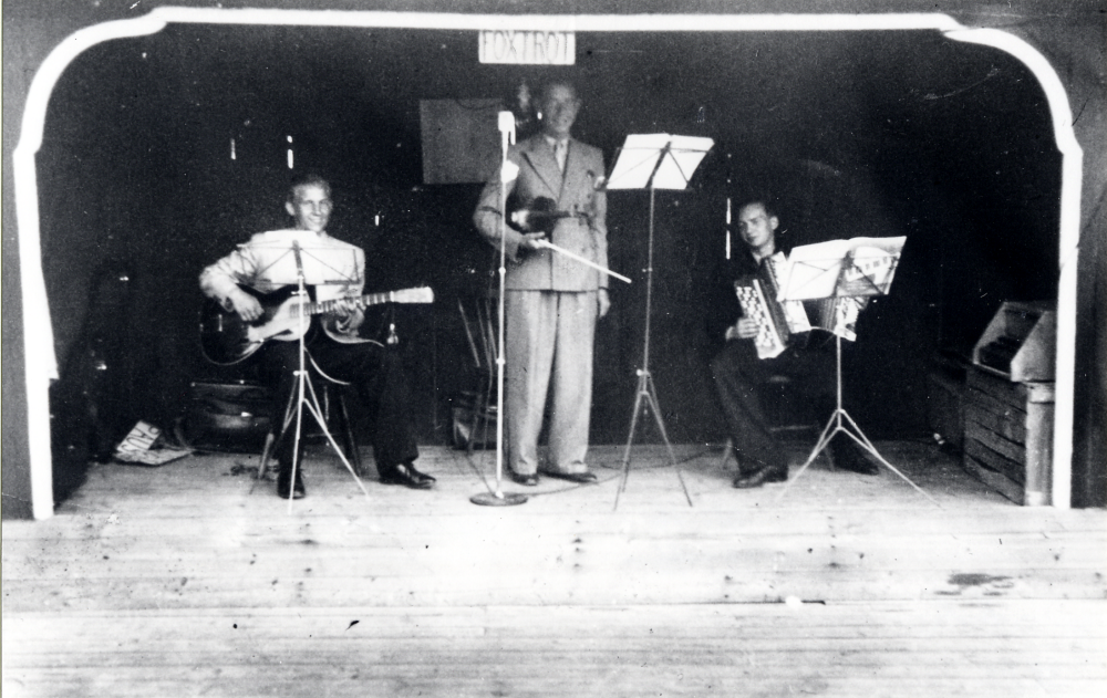 Dansbanan vid Söderby hage i Orkesta. I orkestern sitter fr v Gunnar Kullberg, gitarr, Charles Forsberg, fiol och Harry  Fransén, dragspel.  På skylten ovanför orkestern sitter en skylt med texten foxtrot