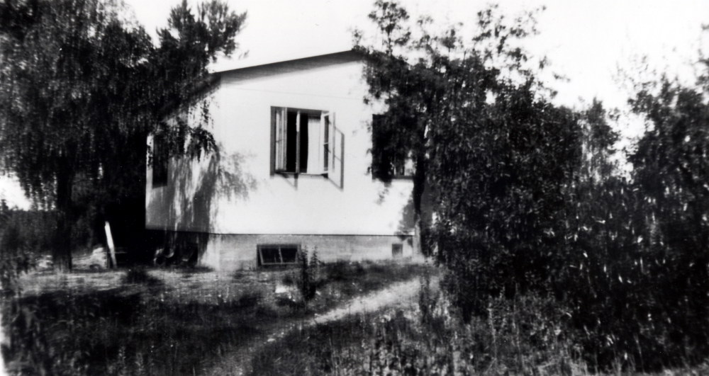 Märta och Hans Uhrenius gifte sig 1932 och bydde ett hus på Hans föräldrars tomt i Solsta nära Ormsta gård.  Huset var färdigt 1938.  På kortets basid står "Solsta från sovrummet och köket, (samt) de ungas bostad".  Hans var son till Hilda och konstnären C M Carlsson som flyttade in det nybygda Solsta på samma tomt 1922
