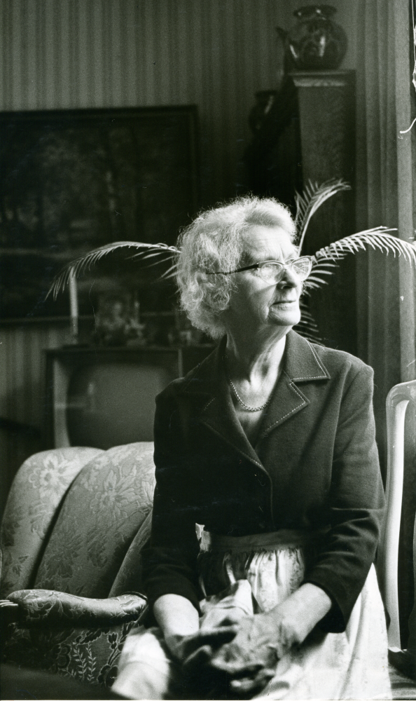 Agda Bergström fotograferas i hemmet sommaren 1973. Agda Bergström arbetade med brandkårens larmtjänst och familjens taxirörelse.
•Fotografiet ingår i bildserien ”Vardagsliv i Vallentuna kommun” av Rachael Gough-Azmier & Gunilla Blomé, Haga Studios HB.