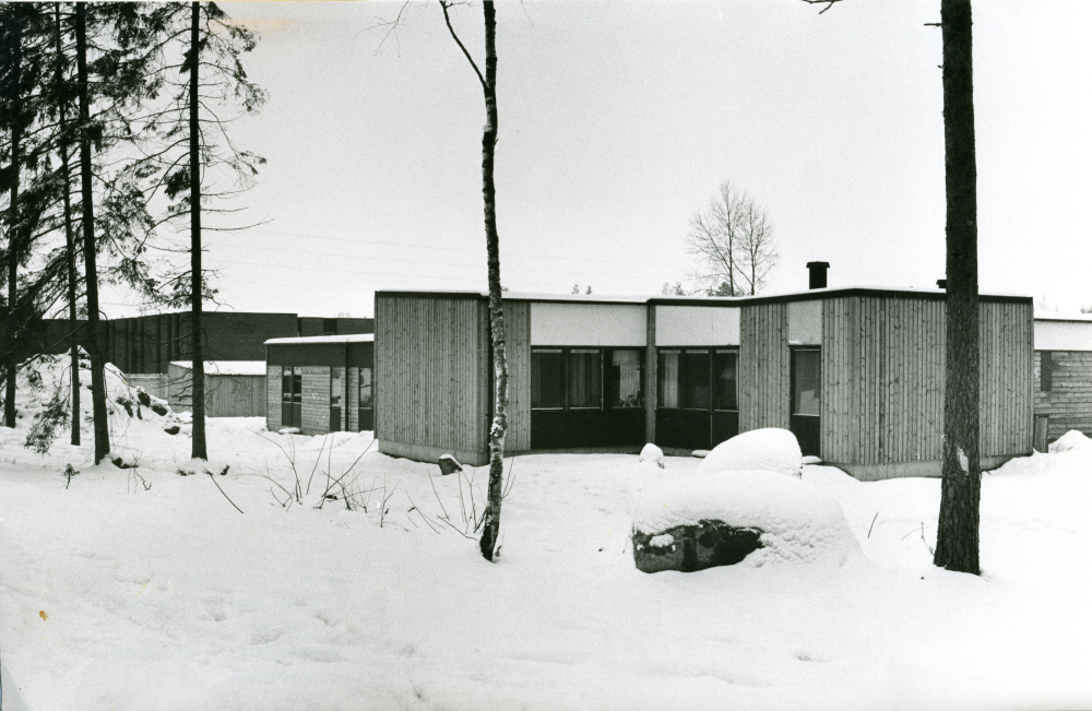 Dragonvretens bostadsområde. I bakgrunden syns Rosengårdens äldreboende.

•Fotografiet ingår i bildserien ”Vardagsliv i Vallentuna kommun” av Rachael Gough-Azmier & Gunilla Blomé, Haga Studios HB.